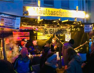 Mehr über den Artikel erfahren Bärenstarke Maultaschenburger und mehr – Volleyballer beim Ehninger Weihnachtsmarkt 2024