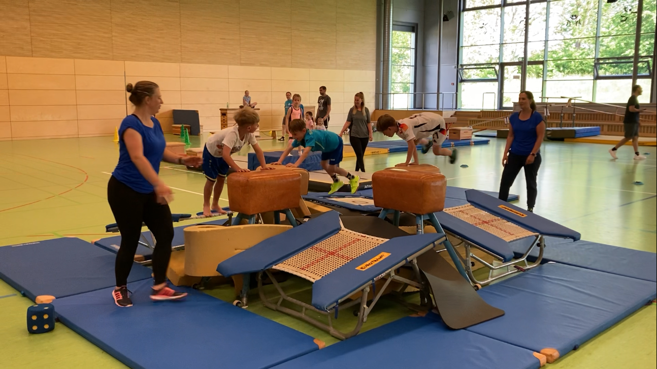 Mehr über den Artikel erfahren Familienturntag begeistert Groß und Klein: Bewegung, Spaß und Gemeinschaft am 18. Mai 2025