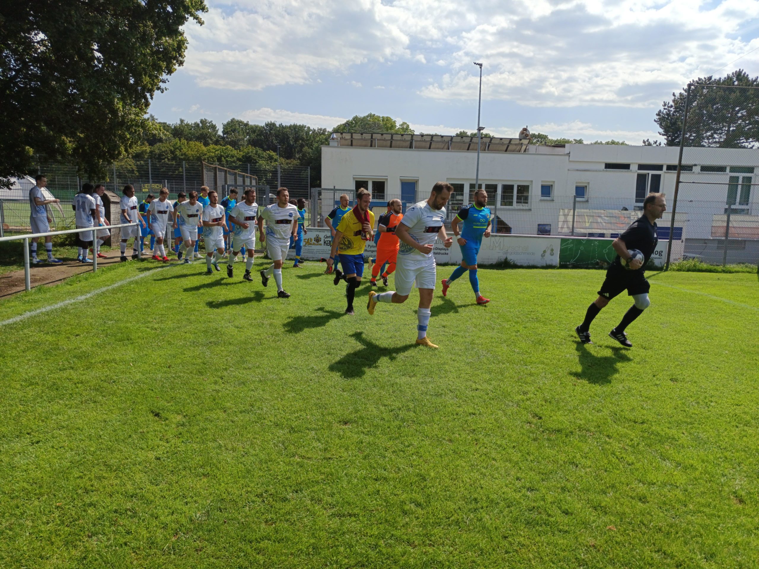 Mehr über den Artikel erfahren Testspielerfolg bei sommerlichen Temperaturen