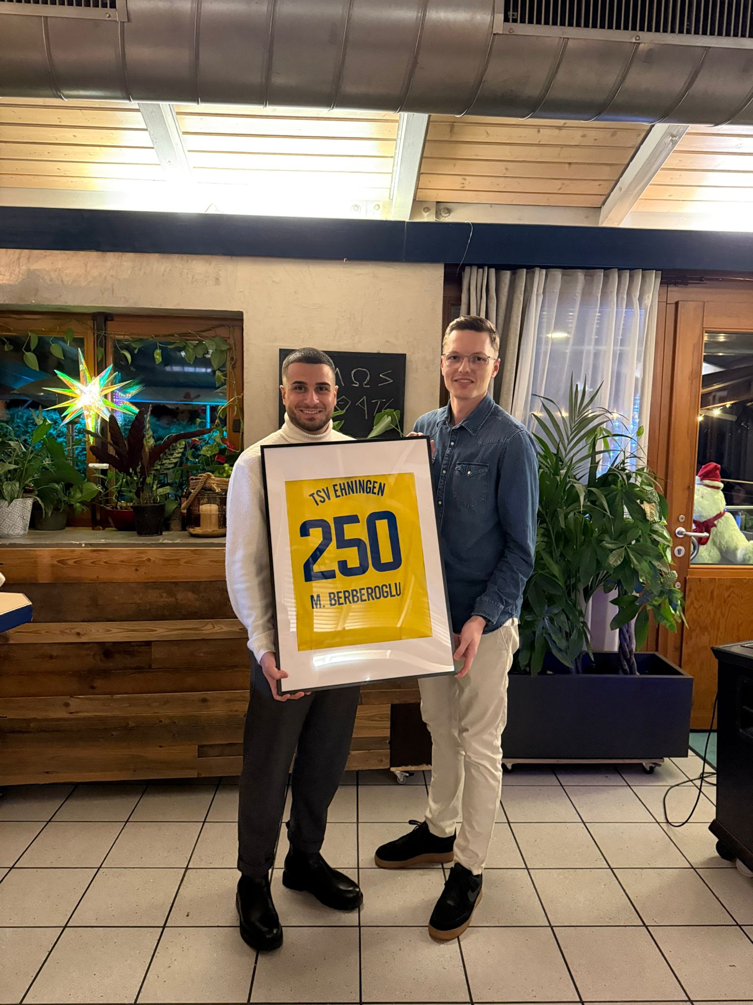 Mehr über den Artikel erfahren Marcel Berberoglu für 250 Spiele geehrt!