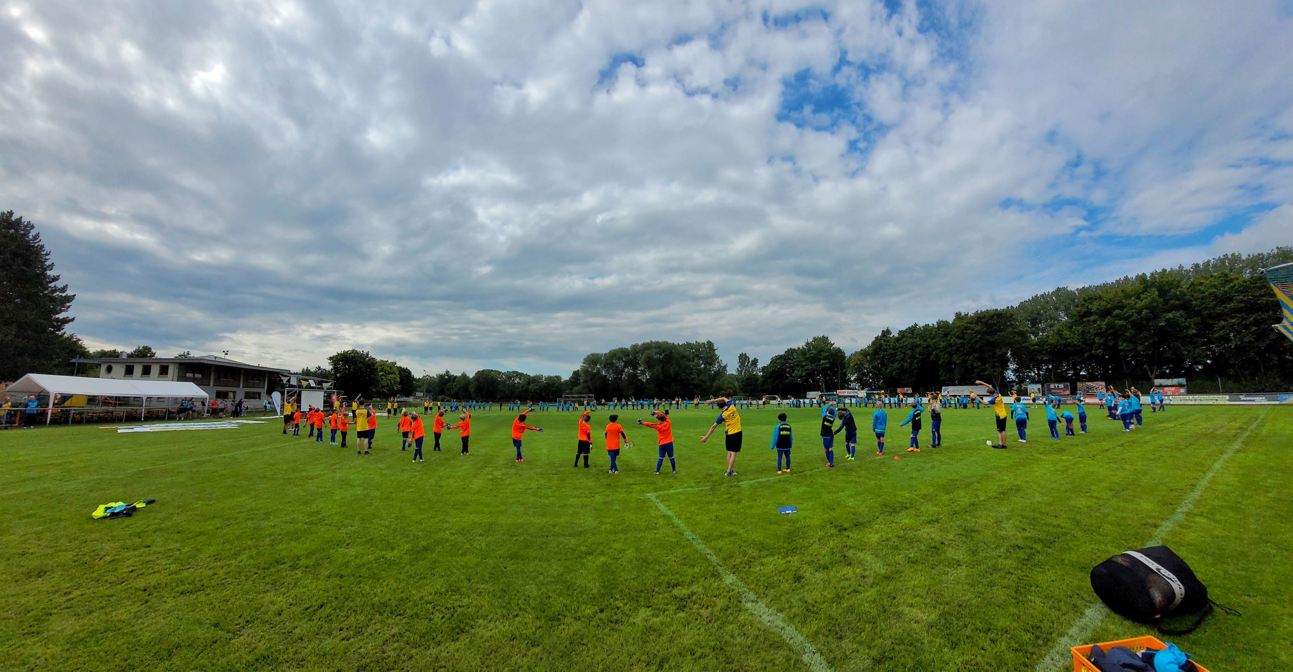 Read more about the article Warm-up beim 2-tägigen Fußballcamp
